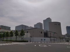 いちょう通り「美術館北交差点」です。

横浜美術館は大規模改修工事のため2021年3月1日より全館休館しています。