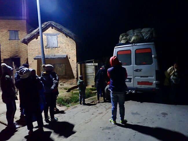 2023/7/22(土) 曇り<br />トゥリアラからアンタナナリボ、そしてモロンダバへ<br />ーーーーーーーーーーーーーーーーーーーー<br />4:56<br />トイレ休憩。<br />後、アンタナナリボまでどれくらい。