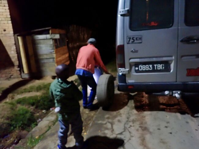 トイレ休憩かと思ったら、タイヤの交換でした。