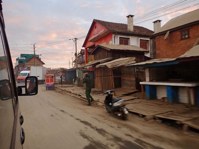 6:25<br />アンツィラベの町。<br />アンタナナリボに近づくと、自転車やバイクが増えて来ます。