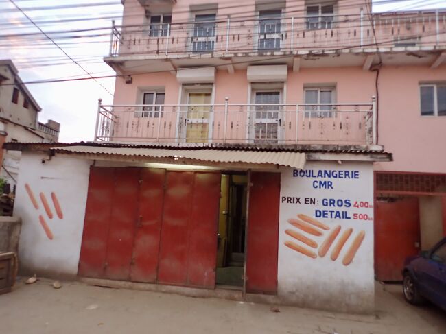 マダガスカルのパリパリとしたフランスパンは、<br />こんな所で焼かれています。