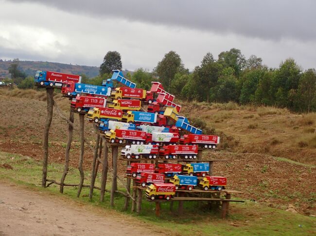 道端で売られている手作りのトラックのオモチャ。