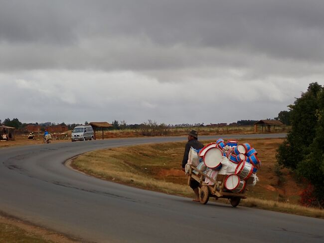 荷車には小太鼓が山になっています。<br />これも道で売るのでしょうか。