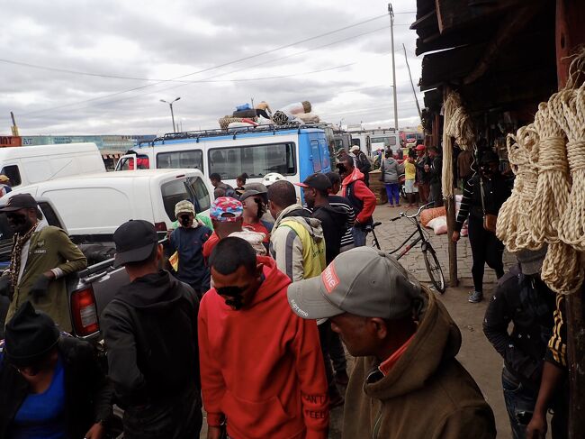 相変わらず、ここはゴミゴミしています。