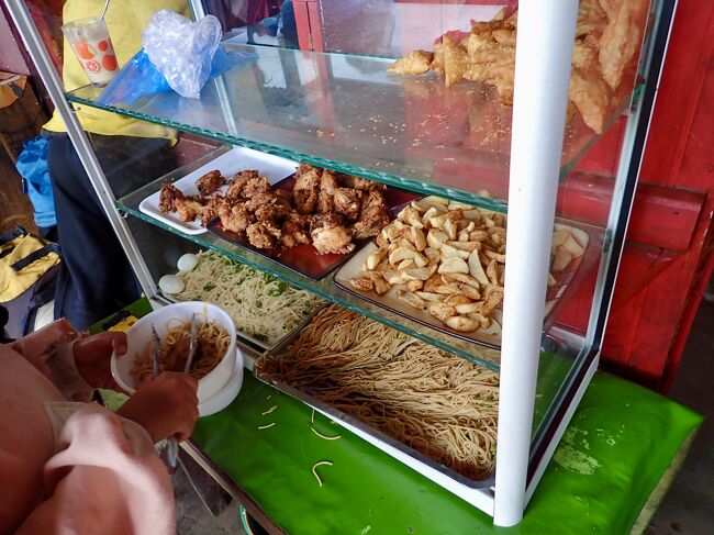 タクシーブルース場の中の店で昼食を取ります。