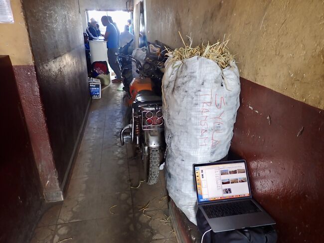 12:56<br />バスの出発は16:00と聞いたので、<br />バスのチケット売り場の片隅でパソコンを打っています。