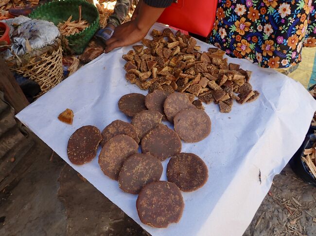 黒砂糖でミネラル分を補給。<br />Ar.0.5k(17円)。<br />沖縄の黒砂糖より、エグ味が強いみたいです。