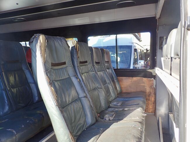 バスの外観は綺麗だったのですが、<br />席が結構破れています。