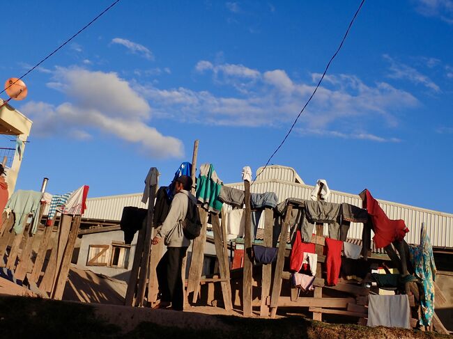 道の壁には洗濯物。