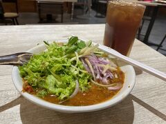 夕食はKLIA2のショッピングモール「gateway@KLIA2」の中にある「AH CHENG LAKSA」で。この店はペナン島の名物、ラクサをメインとしたチェーン店です。アッサム・ラクサとローバッ、アイスレモンティのセット（RM31.7（＝986円））を注文。アッサム・ラクサは酸味のあるスパイイシーな魚のダシに全くこしのないうどんが入ったものです。美味しそうな表現ではありませんが、はまればくせになる味です。
