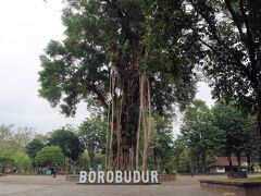 チケットセンターで地上からのみ寺院を見ることのできるチケットを買いました。外国人の入場料はRp362,500＝3,444円とかなりの値段です。上部に登るためにはツアー（別料金、専用サンダルに履き替え要）に参加する必要があります。ツアーは8時から1時時間毎に設定され、8時からのツアーは参加可能でしたが、9時にゲストハウスに戻って朝食としていたので参加しないことにしました（天気が悪くなり結果的にはよかったかも）。