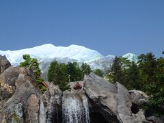 この風景がなんと涼しくみえたことか！

長蛇の列に心折れるかと思いきや、立ち止まることなく列は進み続け、
木陰では涼しい風と何気なく取り付けられている大型扇風機に助けられ元気なうちに
アトラクションの中に入れました。

あとは涼しい空間がつづく～逆に汗が冷えて寒くなったりね(笑)