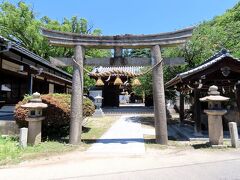 バスを糸碕神社前で下車しました。729年の創建という歴史ある神社で、鳥居もかなり古そうです。