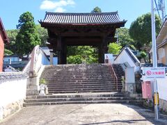 山門はもと新高山城の城門で、桃山時代の重文建築です。