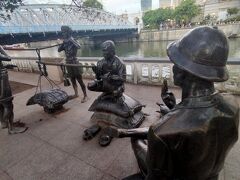 シンガポール川沿いの遊歩道には、シンガポールの歴史を伝える像があります。