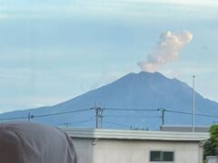 空港に向かうリムジンバスでシャッター音が聞こえたので、振り向くと桜島が噴煙を上げていて、他の乗客の方が撮影していました。私も記念に一枚(笑