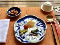 【 Xiang Tao 】

正午から中国料理【香桃】で，平日昼・1日3組限定の「ガーデンテラス点心ランチ(7,000円) 」を予約しています。

山桃の木に囲まれているとは言え，外のテラス席ですから暑いですけれども，送風機も用意されています。「山桃」の漢名は「楊梅（ようばい）」。京都の五条通の南には「楊梅通」がありますね。来月，その近傍でバケーション・レンタルの予定です。

写真は，
胡桃の飴だき
香桃冷菜盛り合わせ