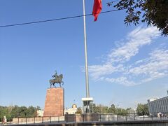 国立歴史博物館の正面前には大きなキルギス国旗とマナス王の像。

マナス王はキルギスで千年以上前から語り継がれている叙事詩の英雄とのこと。