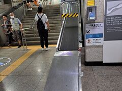 1時間弱でソウル駅に到着
皆さんの旅行記で見た
スーツケースを運ぶ機械の
本物見れた !(^^)!