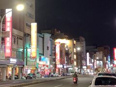 夜の 民生路一段(通り)を　てくてく。。

この民生路一段は台南の中心道路

人気のかき氷のお店もこの通りに並んでいます、、