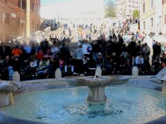 「バルカッチャの噴水」（1627年建造）
スペイン階段下の泉から手前は、お祭りやってるの？と思うほどの人、人、人(@_@)
大勢の警官がパトロールしていました。

