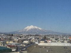 ホテルの部屋の窓からの眺め。
太宰が愛した岩木山がとてもよく見えました。