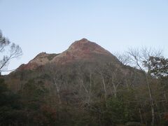 次に向かったのは宿ではなく、昭和新山。
何故かというとそこは洞爺湖の直ぐそばにあるからです。
昭和新山は昭和19年（1944）、日本が太平洋戦争中に、
火山活動によって畑が隆起してできた日本で一番新しい山。
ちなみにその隣には有珠山があり、
昭和新山とロープウエイで結ばれています。
しかし時間は既に夕方で日も傾き始めているため、
ロープウエイは営業してませんでした。
残念。