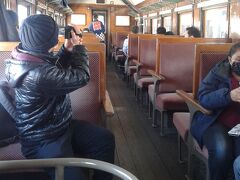 ストーブ列車は当然ですが観光客ばかり。
通常の運賃に数百円プラスで乗れました。