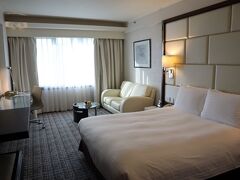 今回の旅行スケジュールの弱点は、帰路での香港乗り継ぎ時間。うまい接続便がなく、東京行きCX524便（01:20発）まで約8時間の時間が。。。中心部まで遊びに行くことも考えたのですが、翌日は仕事もあるので、空港近くのホテルで仮眠をとることにしていました。

■マメ情報■
リーガル・エアポート・ホテルは、屋内通路で空港と直結していて、徒歩5分ほどの好立地でした。アメニティも一通り揃い、普通にきれいで、広さも十分でした。時間単位での料金設定は無く、1泊2万円程度でした。