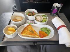 搭乗して離陸後、機内食を頂きます。
10月の朝食は、洋食でした。