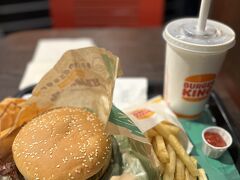 お腹が空いて無性にジャンクなものが食べたくなって、スウェーデンに来たのにBurger King・・・

こちらは若干お安く1500円

でも、バーガーにケチャップがついてなくてポテト用のケチャップをバンズにつけ、頼んだコーラには氷が入っておらず、氷を頼んだら氷が品切れと・・・
ポテトは塩がかかっておらず、がっかり・・・・