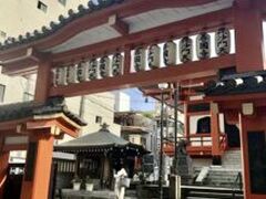 行き慣れたお寺。だいたい誰かしらお参りしてる。