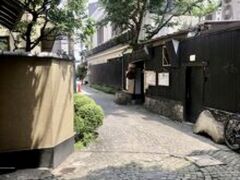 兵庫横丁の特徴は石畳かな。
芸者新道やかくれんぼ横丁と少し似た空気感。
神楽坂の横丁の中では雰囲気があると思います。
突き当たりは善国寺。
兵庫横丁は神楽坂駅の近くです。
本日はここからお寺めぐりをしていきます。