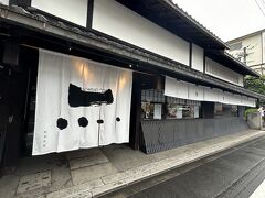 ホテルスタッフに和菓子のお店が近くにないかお聞きしてやってきたのは『然花抄院』。
ホテルから歩いて１０分ほどだけど、来る途中に大通りで横断歩道を渡っている時にちょっとした溝があってそれにつまずいてコケた～！！！
携帯の液晶画面思いっきり地面に叩きつけて（汗）
そっち先に確認して割れてない！
安心したけど膝からは血が・・・痛い・・・（苦笑）
絆創膏持っていたので貼ってからやってきました。
【然花抄院】
https://www.zen-kashoin.com/