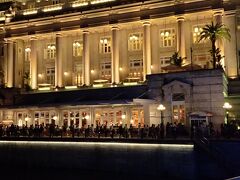 シンガポールを代表する「ザ フラートン ホテル」で食事する人たちを横目で見ながら、・・・