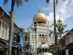 「サルタン モスク」までは、徒歩15分位でしょうか。
シンガポールの中華人街、インド人街、と並ぶアラブ人街です。

