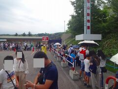 旭山動物園に朝一で来るためです。

ところが、既にご覧の列、おそらく300人くらいが列をなしています。

9：30開門ですが、開門後は10分以内に入れました！
