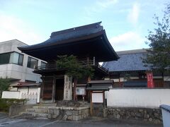 大通寺の鐘楼門。安永7年（1778年）に建てられたもので町指定文化財。町に現存する木造建築のなかで最も古いそうです。