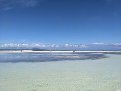 コンドイビーチです。

海の碧さに圧倒されます。
どこまでも遠浅の海が、エメラルドグリーンが続いています。