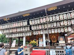 八坂神社にはお神輿がありました。神輿渡御はまだ少し先の日でした。