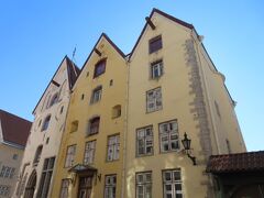 2023年6月13日(火)　第6日目 その３　タリン歴史地区観光のつづき・・・
「三人姉妹」まで来ています。旧市街の北の端っこ「ふとっちょマルガレータ」までもう少しのところ。