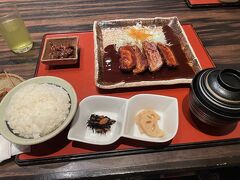 次男の住んでいるマンションでお茶をした後、栄まで電車に乗って味噌カツ食べに行きます。