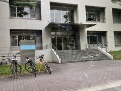 さて、動物園を出てから次男が務めている名古屋大学を少しだけ見学。動物園の近くにあります。