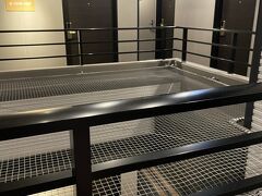 次男夫婦と別れて今晩の宿のアパホテルに到着。吹き抜けとなっている構造。