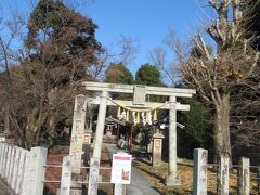 まだちょっと時間早いから、近くの神社にお参り。