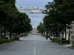 ＜八幡坂＞

有名な「八幡坂」へ。
ここから見る港の景色はいつ見てもステキですね！