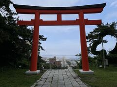 ＜函館護国神社＞

その横にある神社。
ずっと気になっていたので鳥居をくぐってみました。
そして振り返ると、鳥居の中に函館の街！
素晴らしい！