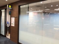 松山空港2階の、クレジットカードラウンジです。
