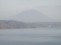 三日目の朝を迎えました。
昨夜、花火を楽しんだ窓の向こうには、
羊蹄山が霞んで見えます。