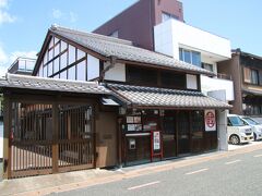 美濃市のうだつの上がる町並みの中には普通の商店もありますが、うまく溶け込むような外観をしています。でもうだつはあがってないですけどね。
〇の中に韓と書いて韓マルと読む韓国料理のお店でたぶん建物は新しそうな感じですが、うまくうだつの上がる町並みになじんでいます。韓国料理も好きですがインドカレーと同じ理由で断念(笑。まだ朝早すぎます。